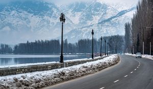 Srinagar Romantic Escape – Luxury Dal Lake Houseboat Honeymoon