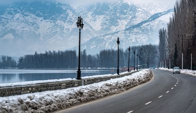 Srinagar Romantic Escape – Luxury Dal Lake Houseboat Honeymoon